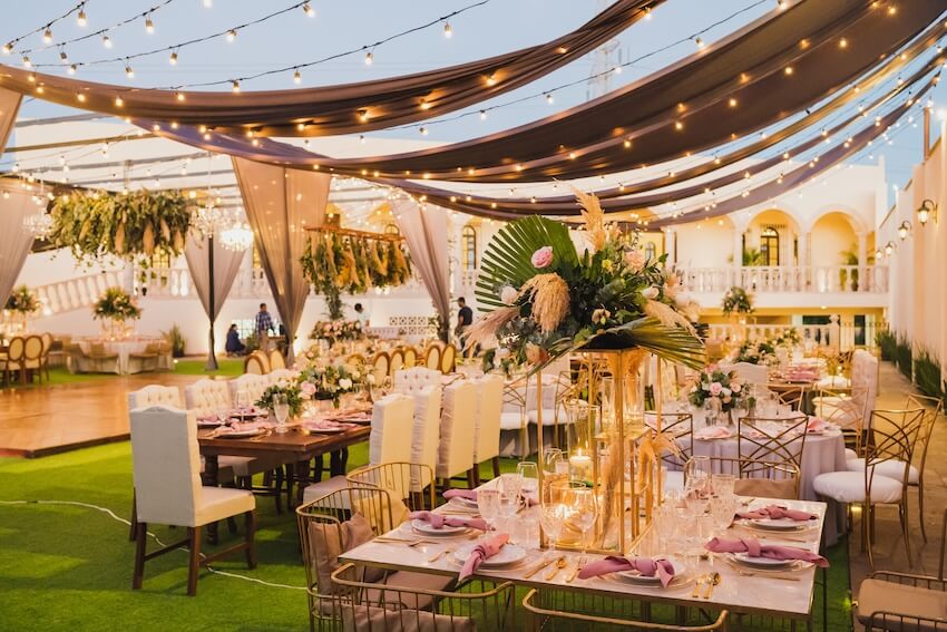 Wedding decor checklist: outdoor wedding reception setting