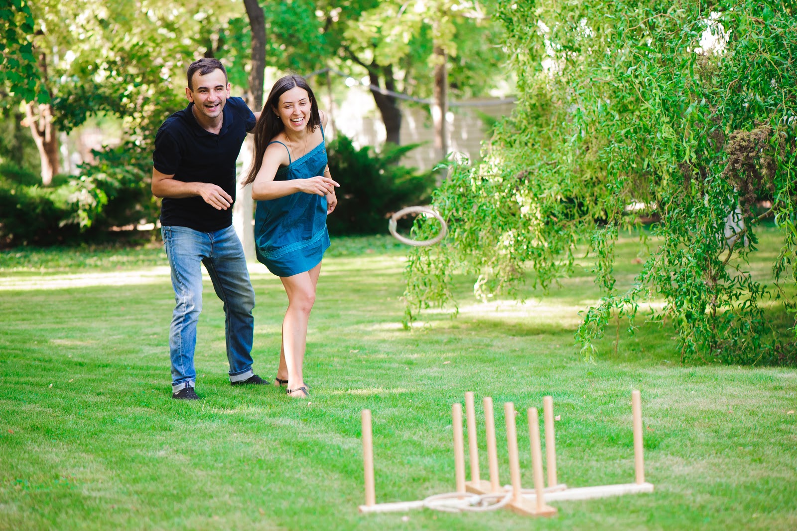 couple playing outdoor party games
