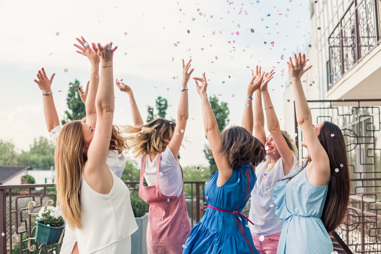 Bridal shower games: Girls having fun at bridal shower