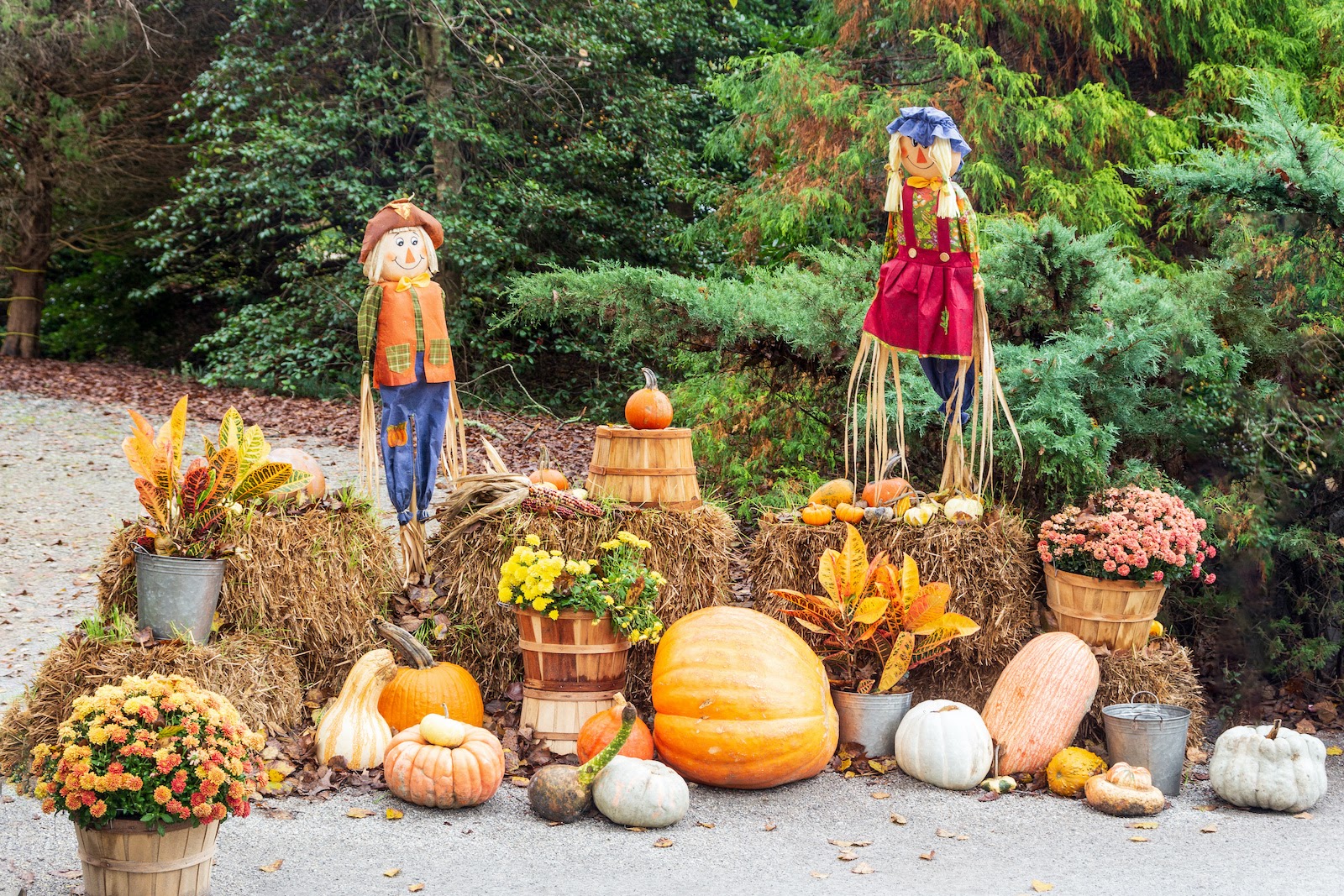 Outdoor harvest themed Thanksgiving decoration ideas.