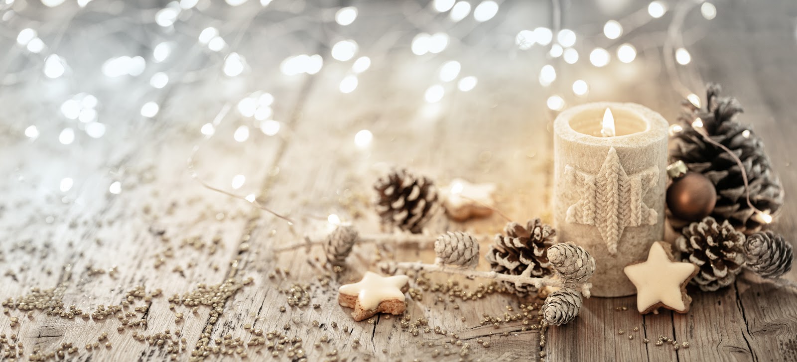 Christmas decorating ideas: A display made with a candle, pine cones, and ornaments