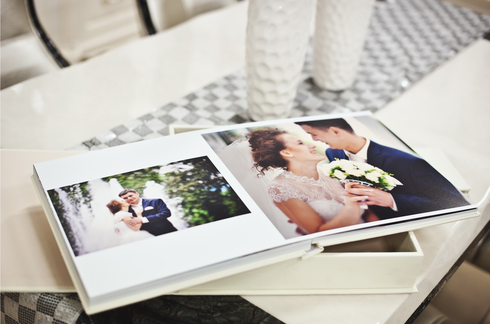 Wedding guest book ideas: Wedding photos in a coffee table book