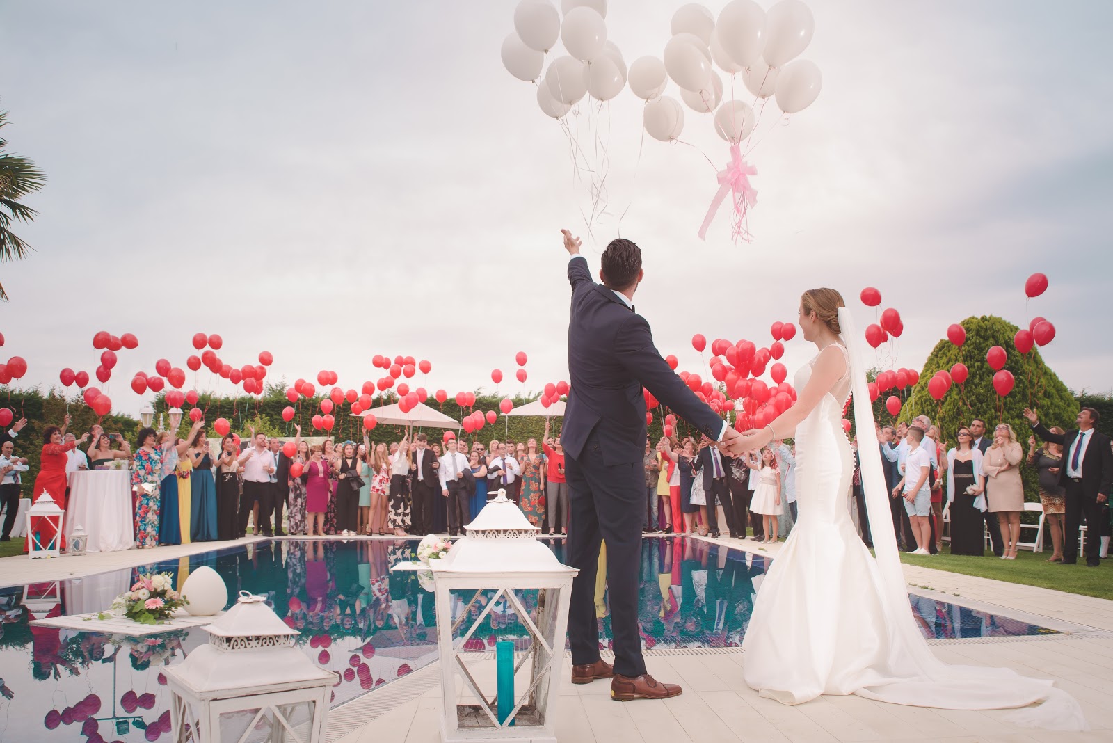 When to send save the dates: bride, groom, and wedding guests release balloons
