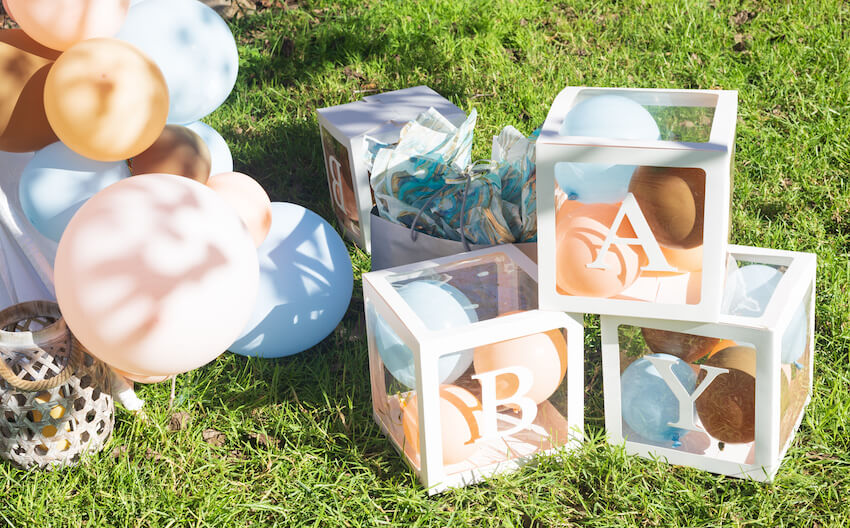Boho baby shower: baby shower decorations on the grass