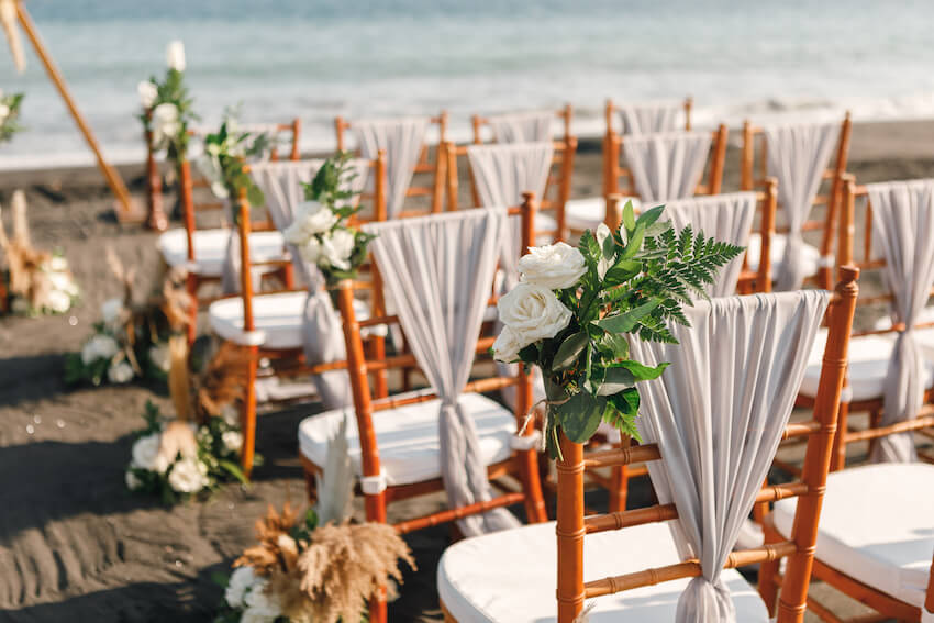 Boho wedding: beach wedding setting