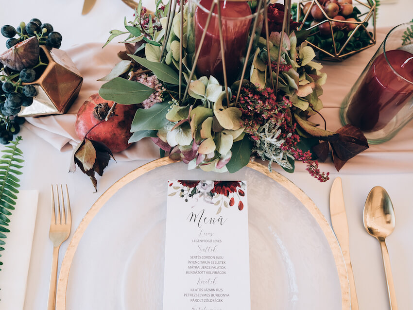 Wedding table decorations: beautiful table setting