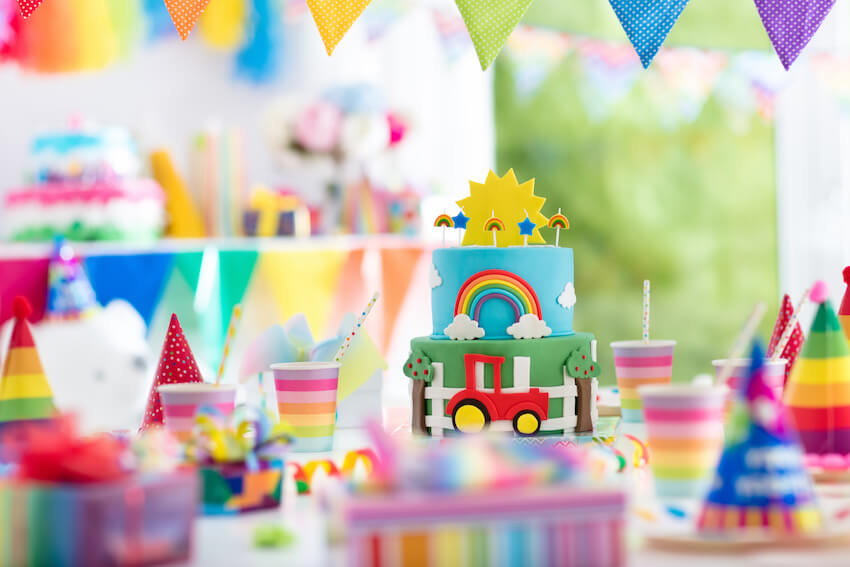 Farm themed birthday party: birthday cake and party hats
