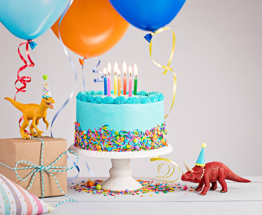 Dinosaur decorations: blue cake with candles on top