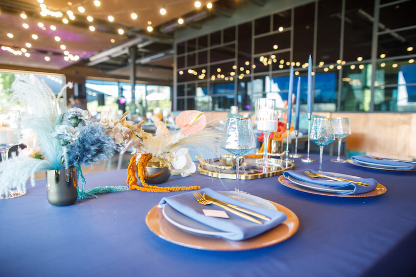 Blue wedding: blue table setting