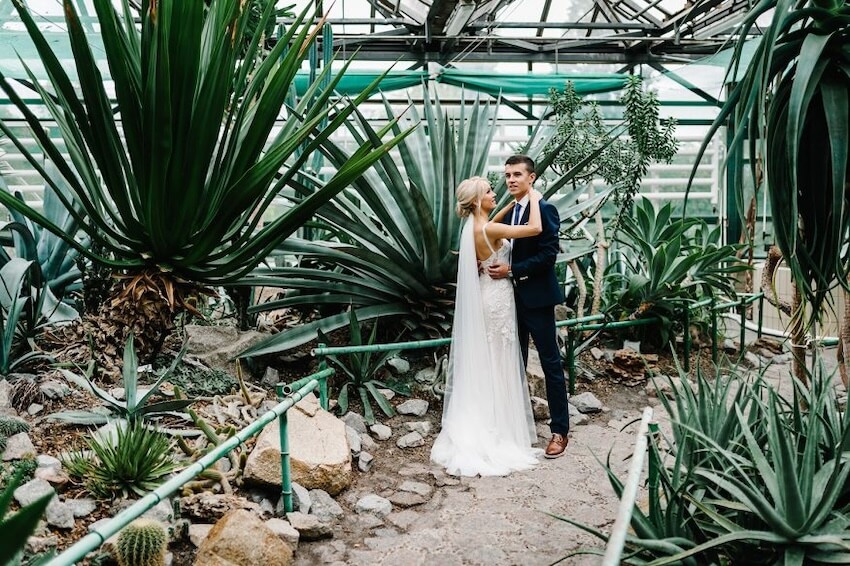 Small wedding ideas: bride and groom in a botanical garden