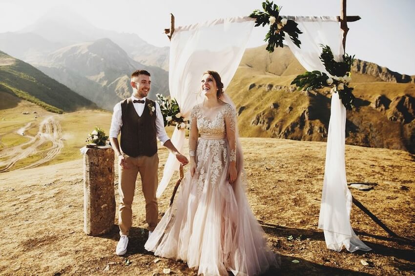 Small wedding ideas: bride and groom on top of a hill