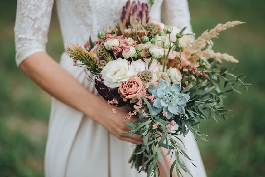 Spring wedding colors: bride holding a bouquet of flowers
