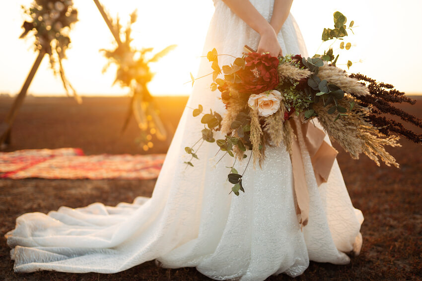 Boho wedding: bride holding a bouquet