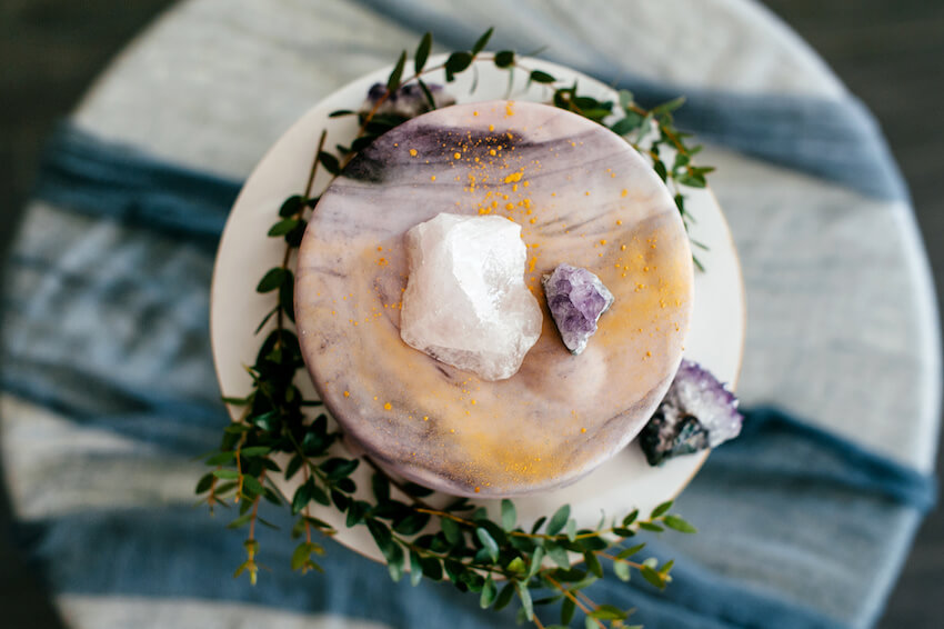 Boho wedding: close up photo of a wedding cake