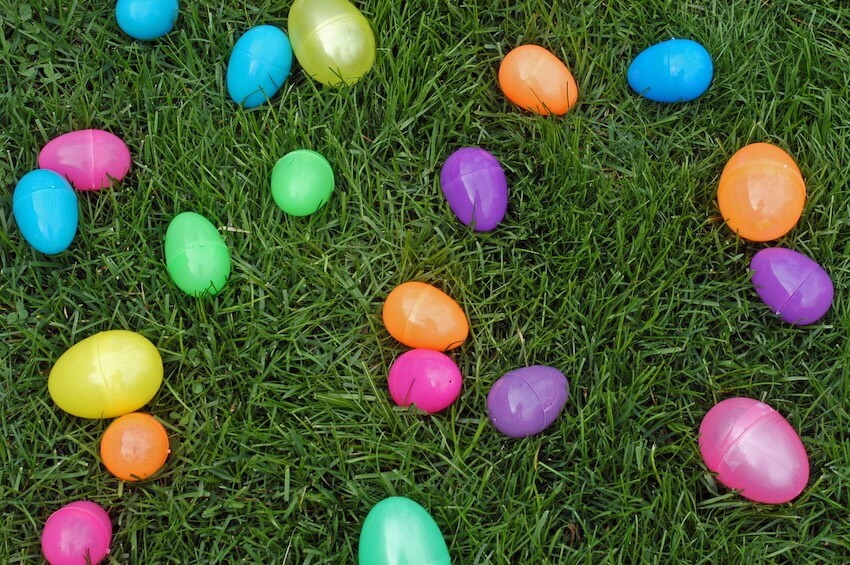 Adult Easter egg hunt ideas: colorful Easter eggs on the grass