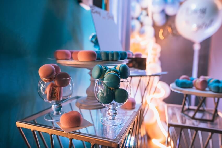 Baby shower ideas for boys: colorful macarons at a baby shower