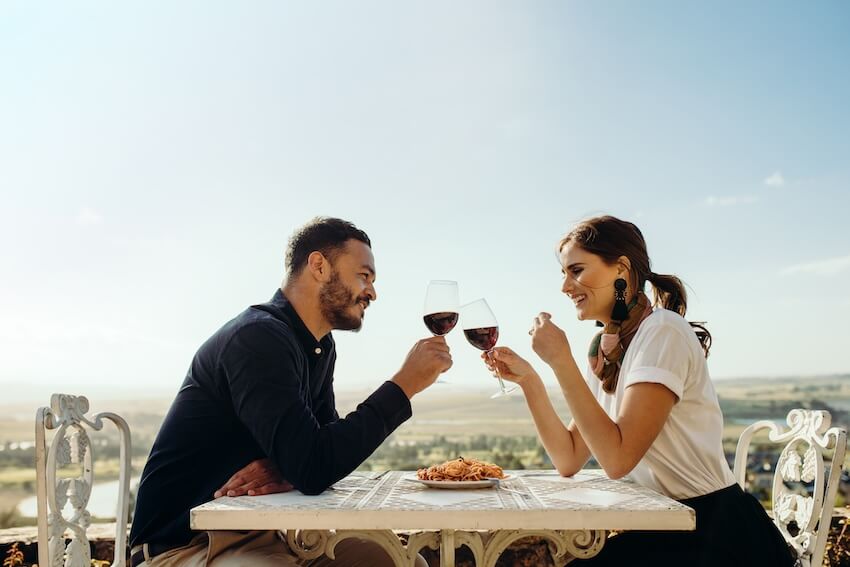 Romantic anniversary ideas: couple drinking wine