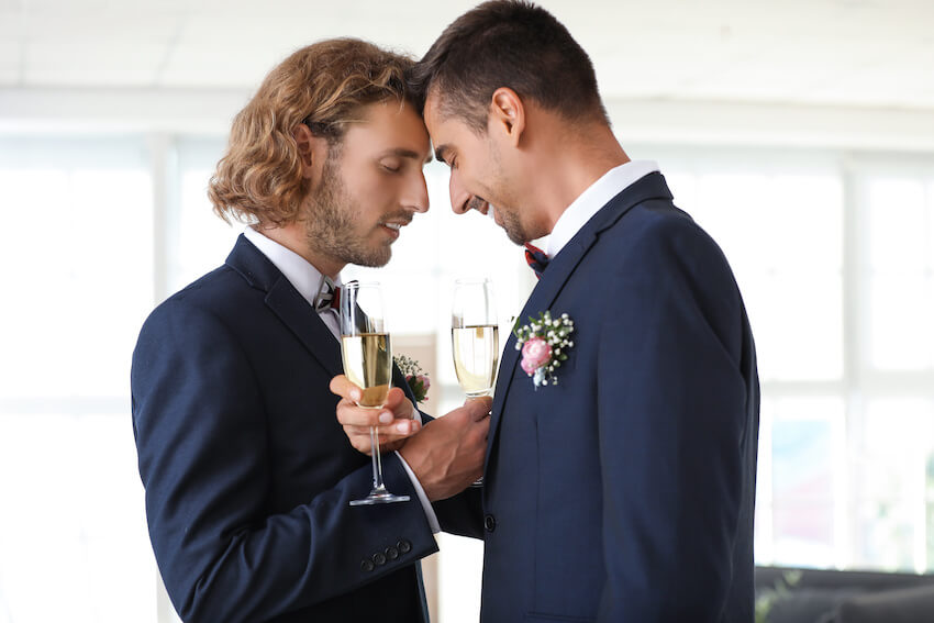 Blue wedding: couple holding champagne glasses