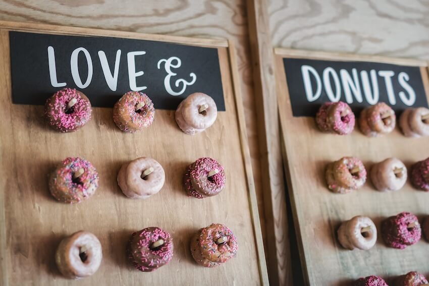 Alternatives to wedding cake: cute donut walls