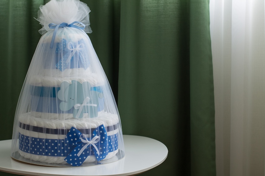 DIY baby shower gifts: diaper-themed cake