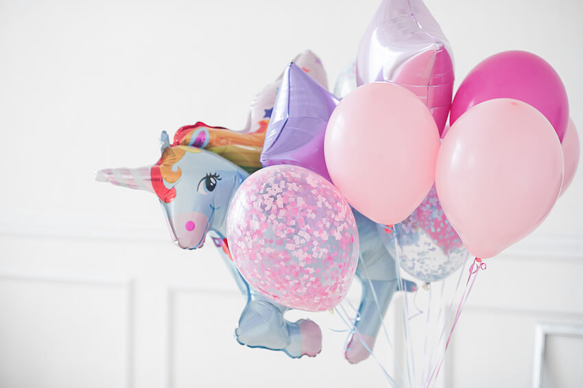 Unicorn birthday decorations: different shapes of balloons