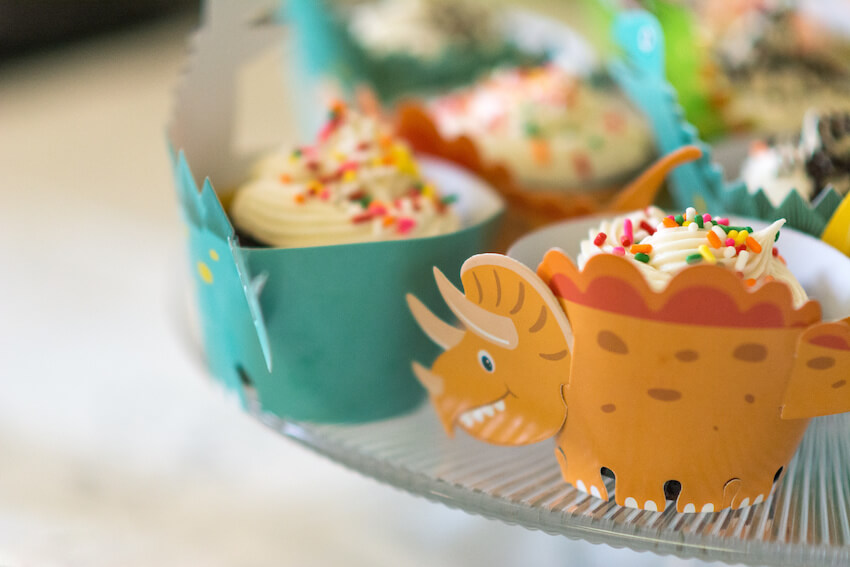 Dinosaur baby shower: dinosaur themed cupcakes