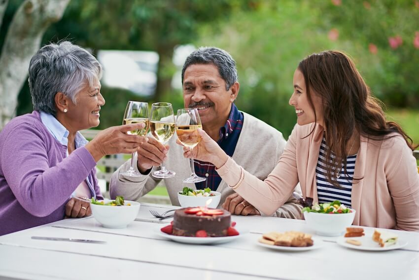 Anniversary gift for parents: family clinking their glasses