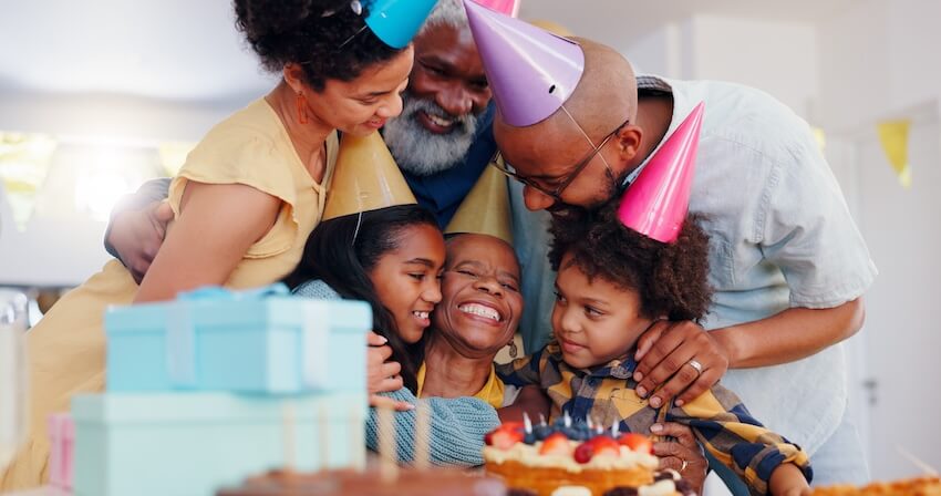 Birthday card ideas for grandma: family hugging each other