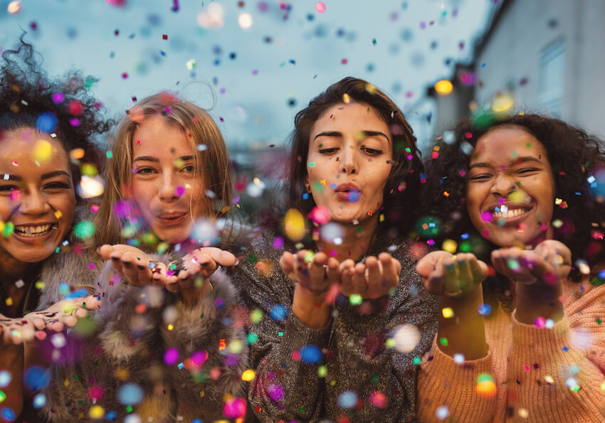 30th birthday ideas for her: friends blowing confetti from their hands
