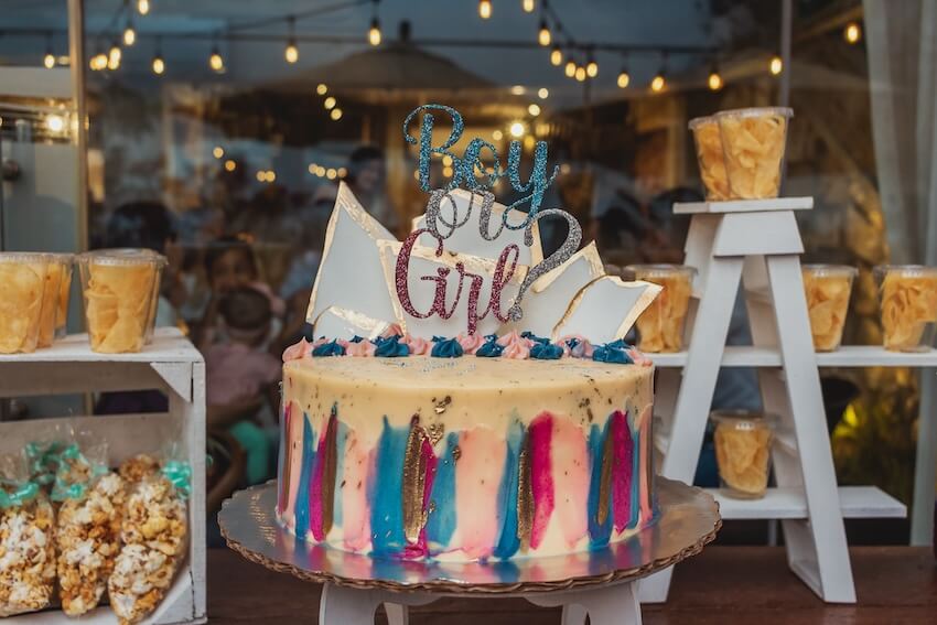 Baby shower decorations: gender reveal party cake