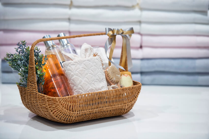 Engagement gift ideas: gift basket