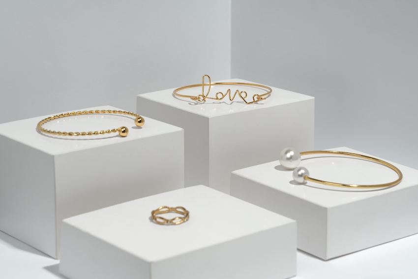 Anniversary gifts for her: golden bracelets and a ring