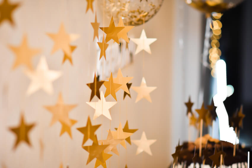 Twinkle twinkle little star baby shower: golden stars hanging from the ceiling