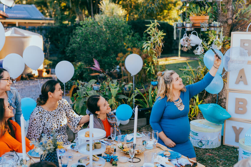 Outdoor baby shower: group of friends taking a groufie