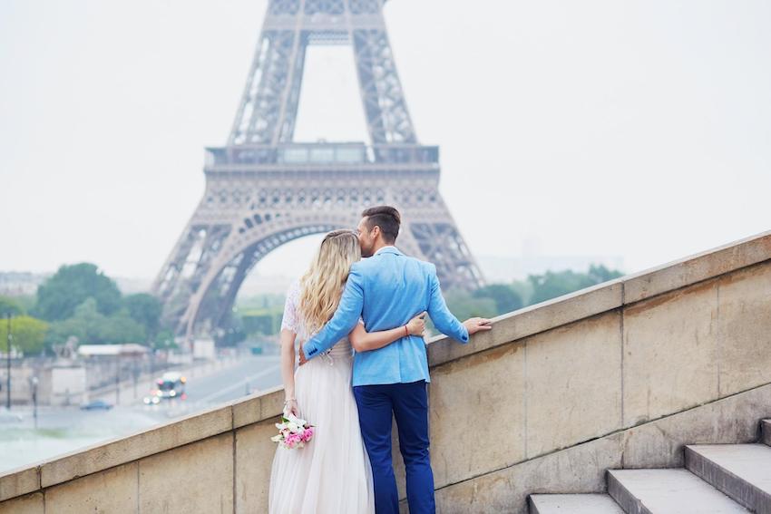 Elopement ideas: Couple looking at the Eiffel tower