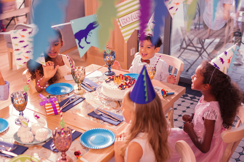 Dinosaur decorations: kids celebrating a birthday