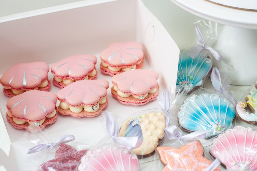 Under the sea birthday party: macaroons shaped as shells