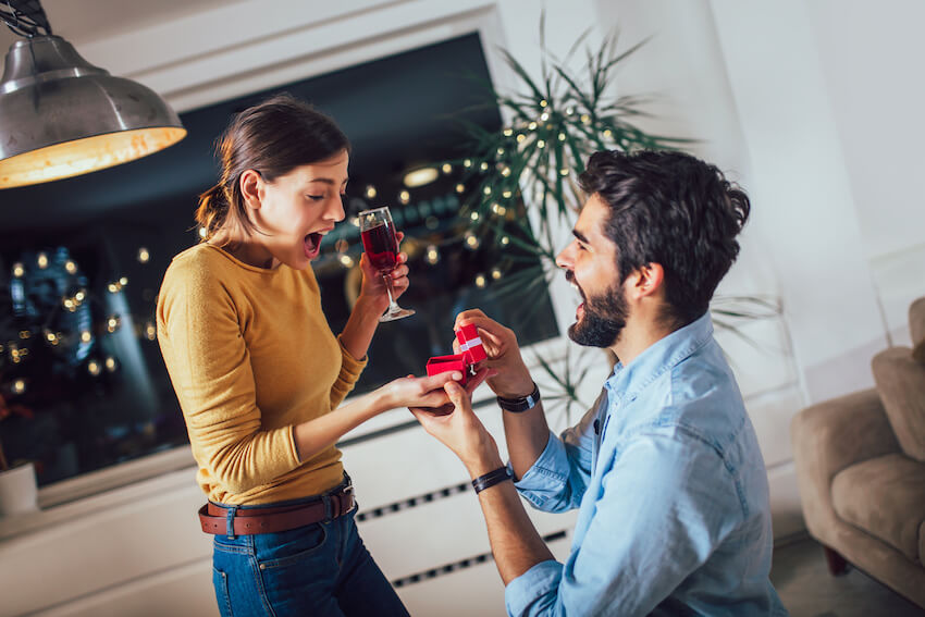 Proposal ideas at home: man proposing to his girlfriend
