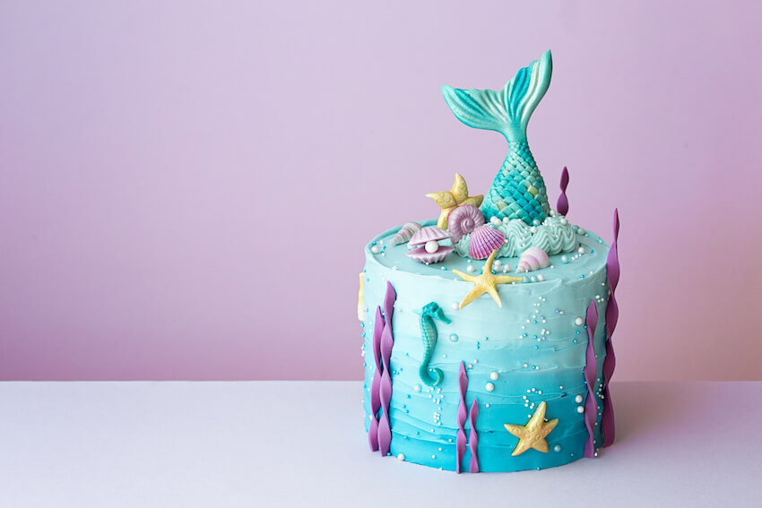 Mermaid birthday invitations: mermaid themed cake