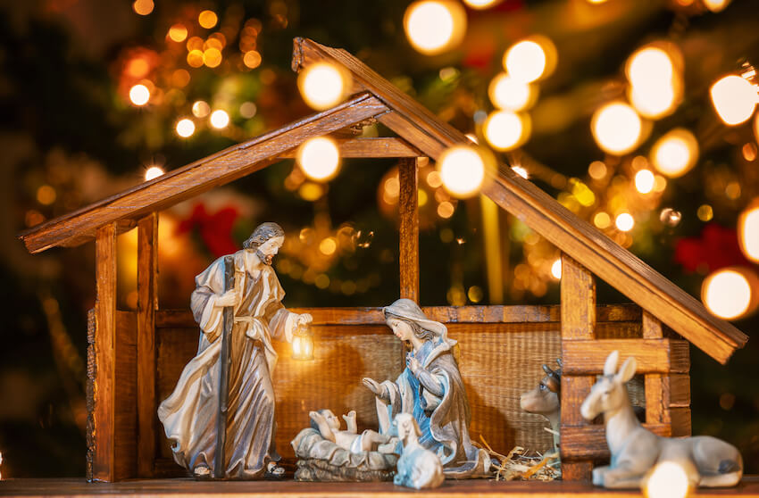 Religious Christmas cards: miniature Christmas Manger decor