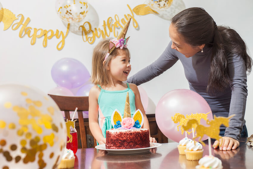 https://cdn.greenvelope.com/blog/wp-content/uploads/mother-and-daughter-celebrating-a-birthday.jpeg