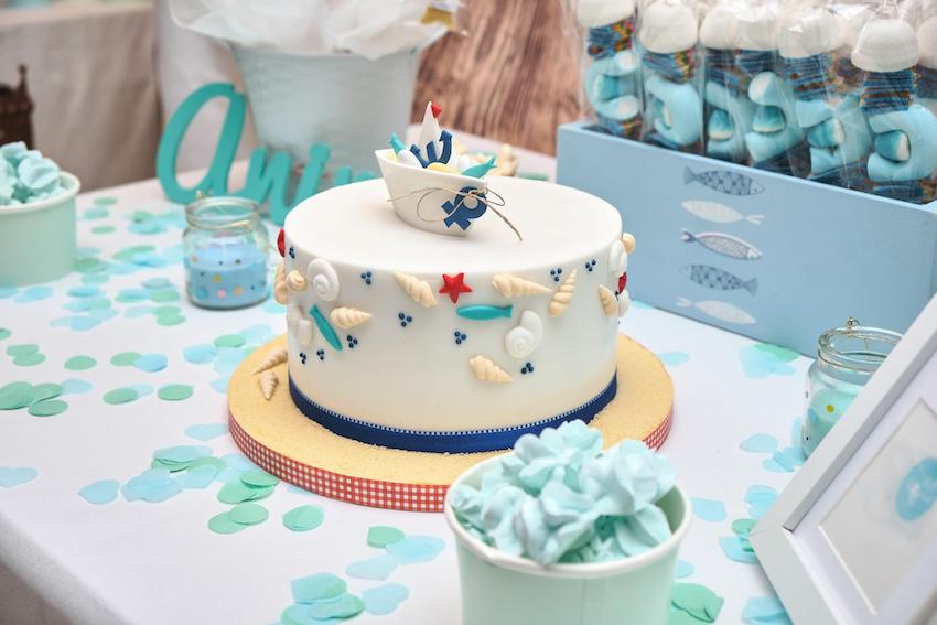 Baby shower ideas for boys: nautical-themed cake and decorations