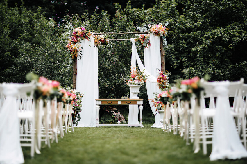 Outdoor wedding decorations: outdoor wedding aisle