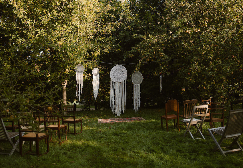 Boho wedding: outdoor wedding setting