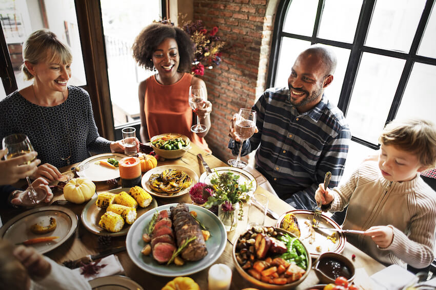 Thanksgiving party ideas: people celebrating Thanksgiving