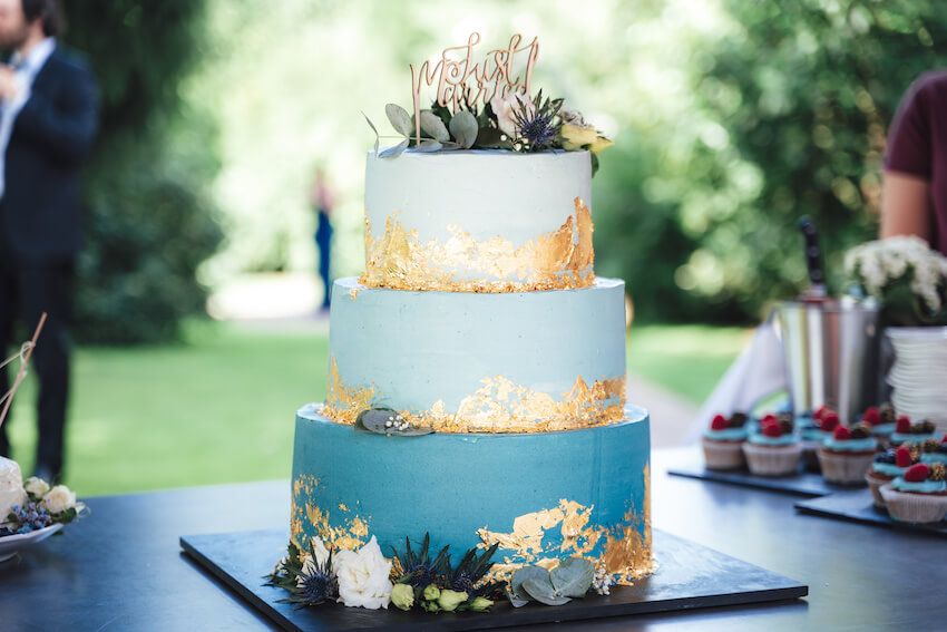 Blue wedding: portrait of a blue wedding cake