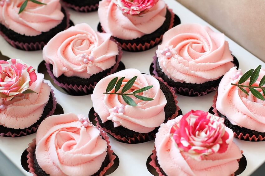 Derby party ideas: rosette cupcakes
