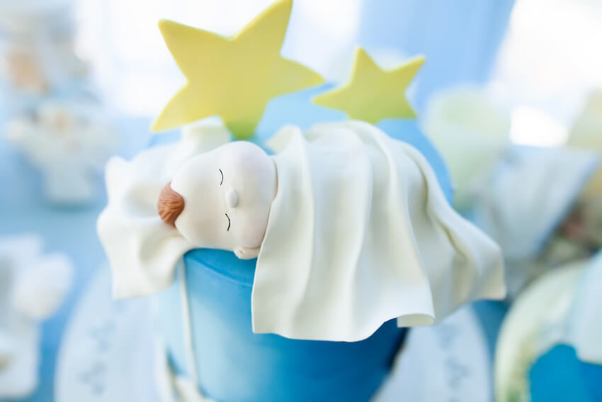 Twinkle twinkle little star baby shower: sleeping baby and 2 stars design on a cake