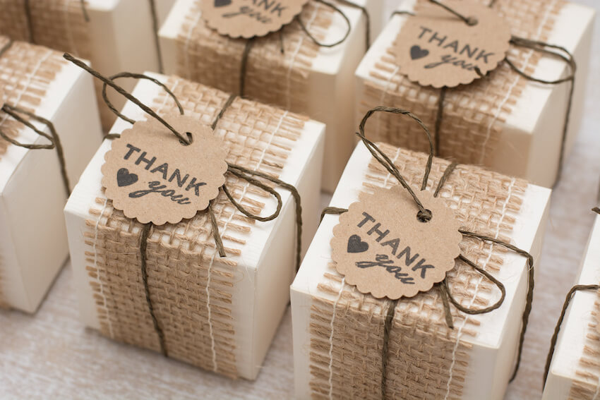 Graduation decoration ideas: small gifts with thank you notes