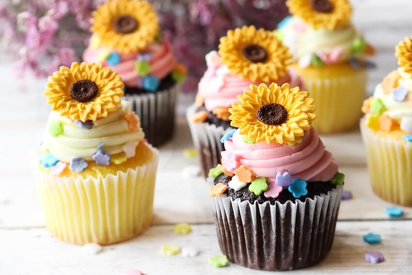 Sunflower baby shower: sunflower-themed cupcakes